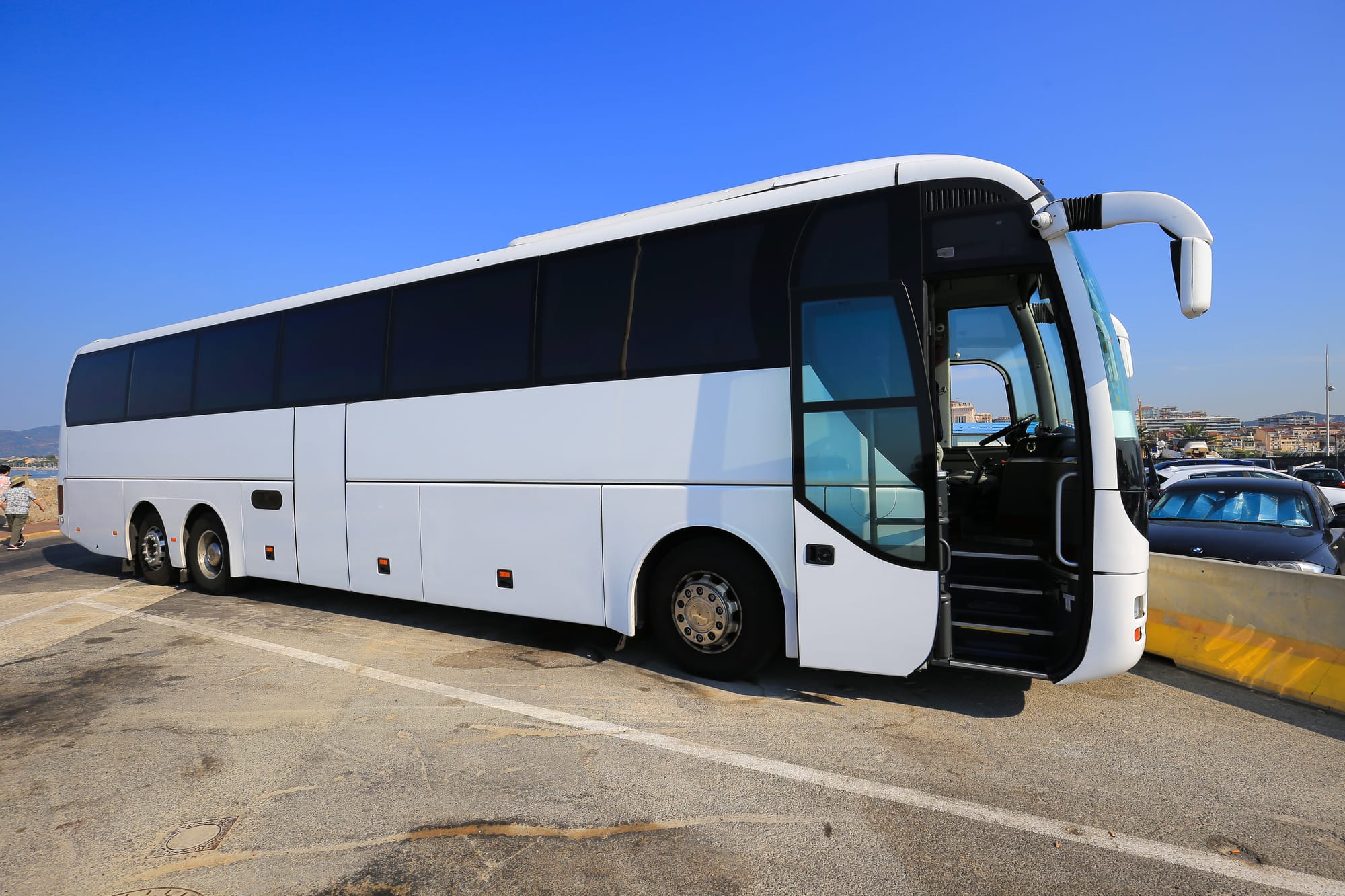 Luxury coach bus rental for group transportation in Chicago